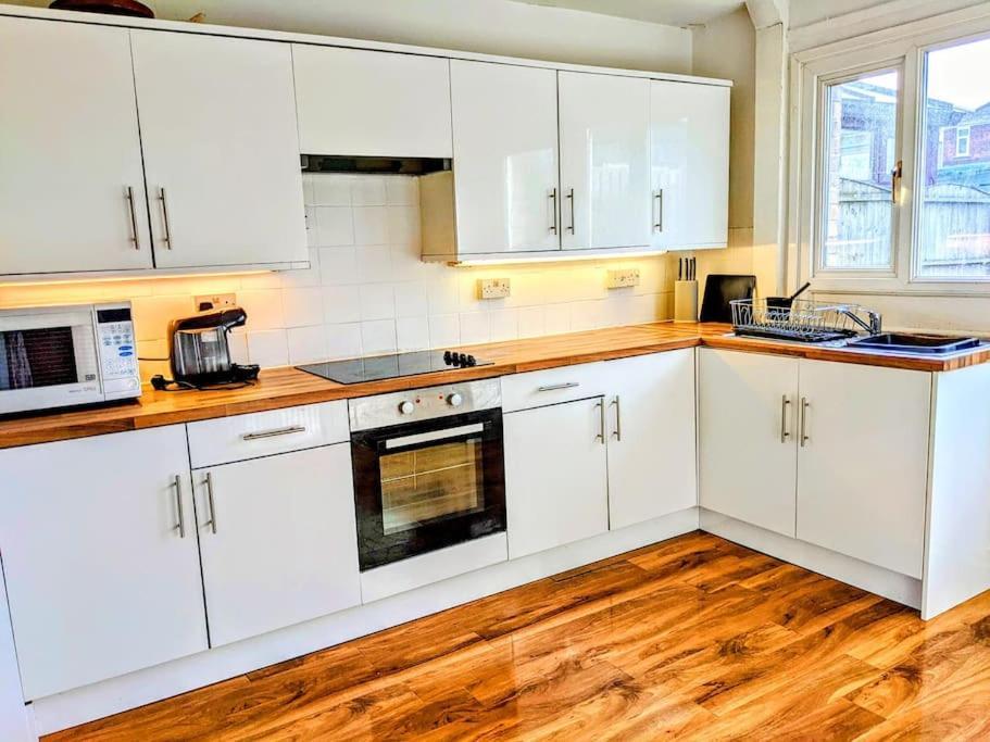Hidden Gem !Stunning 3 Bedroom Home In Sheffield Handsworth Экстерьер фото